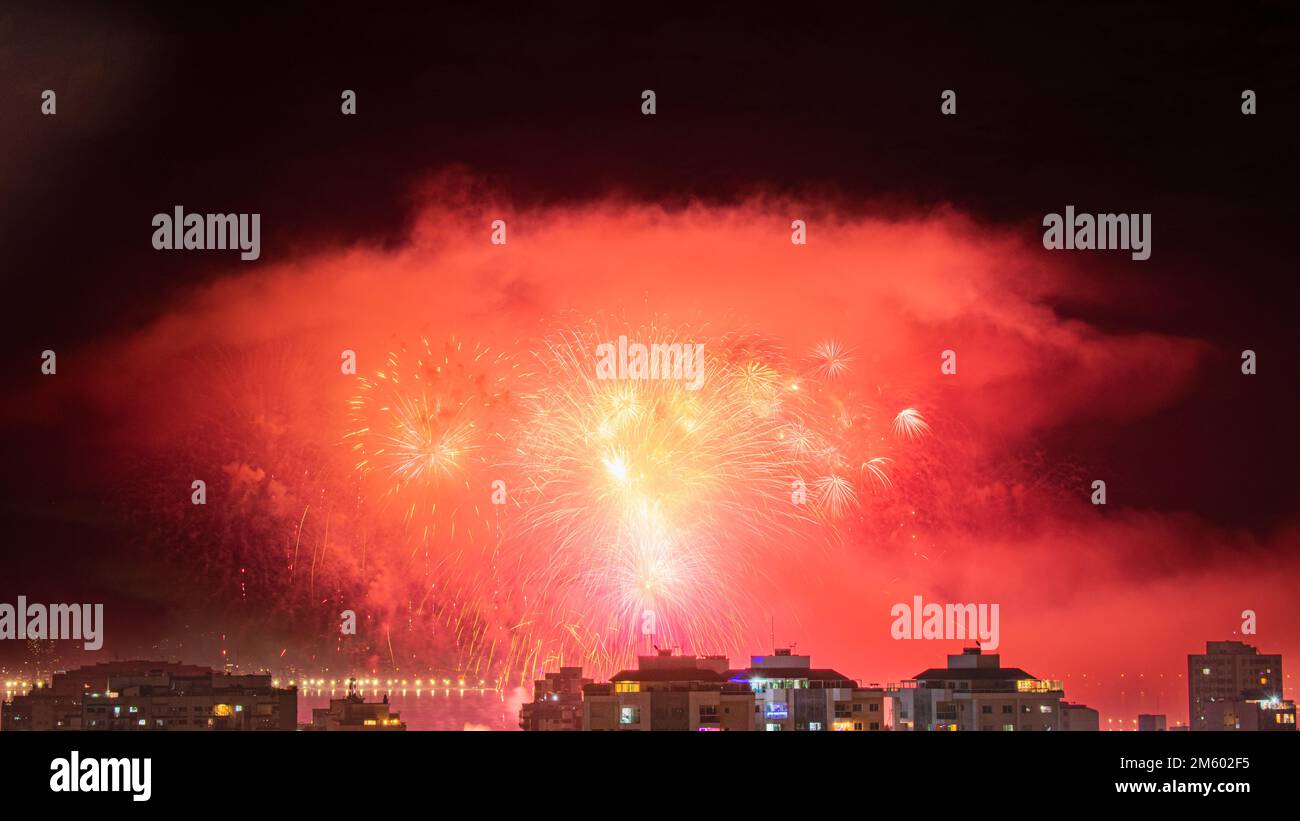 NITERÓI, RIO DE JANEIRO, BRAZIL – 01/01/2023: Night photo of the arrival of the New Year (Réveillon) with fireworks in the sky of a Brazilian city Stock Photo