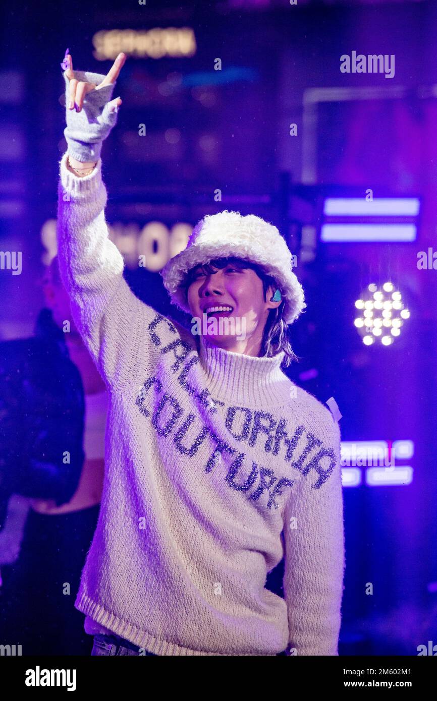 New York, United States. 01st Jan, 2023. South Korean rapper J-Hope from BTS performs during the 2023 New Years Eve celebration in Times Square, New York City. (Photo by Erin Lefevre/NurPhoto) Credit: NurPhoto SRL/Alamy Live News Stock Photo