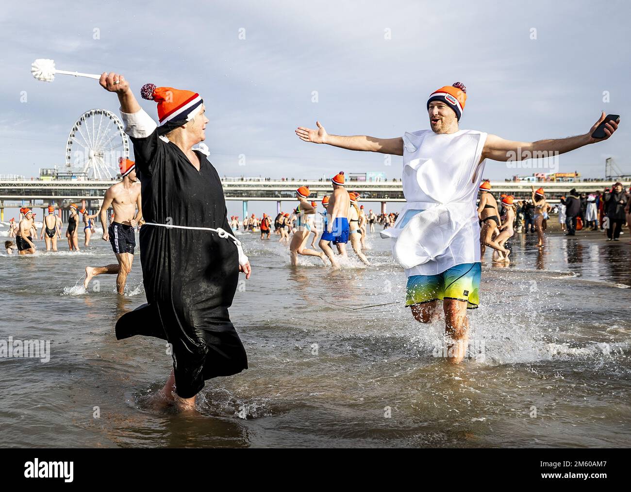 SCHEVENINGEN - People run into the sea at the beach of Scheveningen on New Year's Day. The traditional New Year's dive can continue again after two previous canceled editions due to the corona crisis. ANP REMKO DE WAAL netherlands out - belgium out Stock Photo