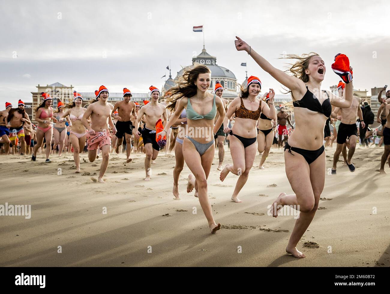 SCHEVENINGEN - People run into the sea at the beach of Scheveningen on New Year's Day. The traditional New Year's dive can continue again after two previous canceled editions due to the corona crisis. ANP REMKO DE WAAL netherlands out - belgium out Stock Photo