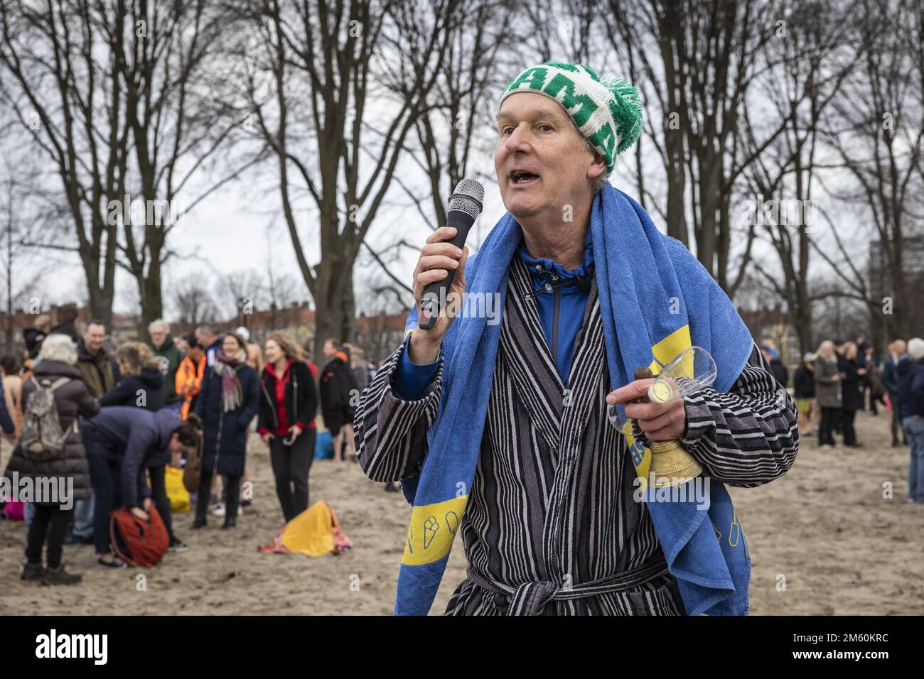 Amsterdam, January 1, 2023 - NEW YEAR'S DIVE. Singing ice cream man Roberto, known from Roberto's Ice Bike. The traditional Unoxless New Year's Dive in the Sloterplas in Amsterdam. It's not that cold this year. Photo ANP Dingena Mol netherlands out - belgium out Stock Photo