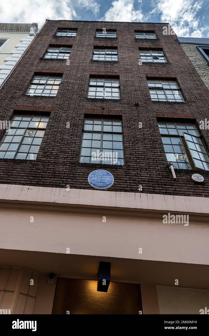 Blue plaque on 20 Frith Street celebrating Wolfgang Amadeus Mozart