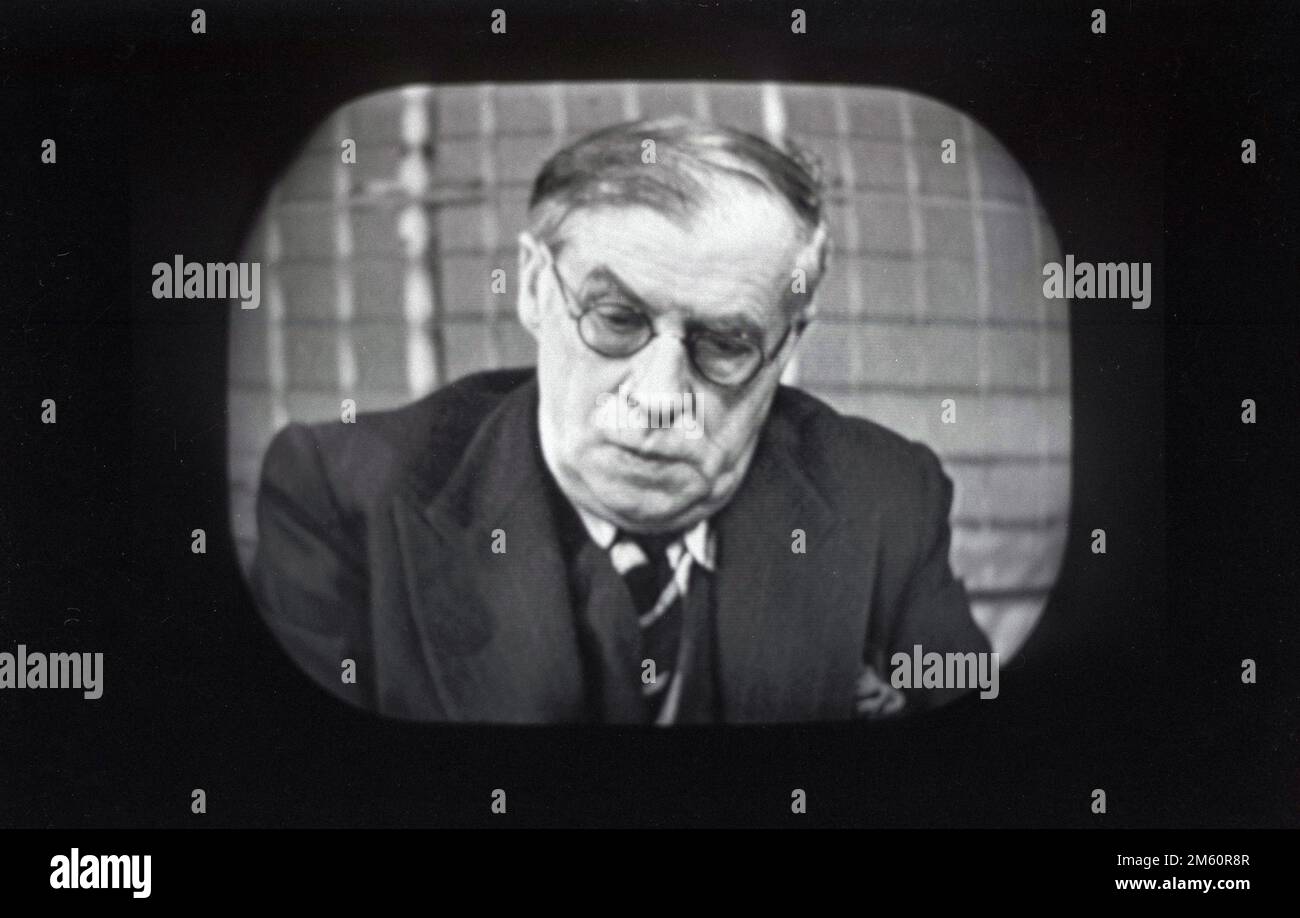 1957, historical, Dr Julian Huxley on BBC television, England, UK, most probably on the programme, The Brains Trust, broadcast on Sunday afternoons. A group of distinguished panelists answered questions sent in by the viewers. Orginally a radio programme, began in 1941 at the height of WWII, it was an unscripted programme, proving popular for the knowledge it imparted. A television version started in 1955. Huxley was an English biologist, philospher and author, perhaps best known for the term 'evolutionary synthesis'. Knighted in 1958, in 1961 he cofounded the WWFN. Stock Photo