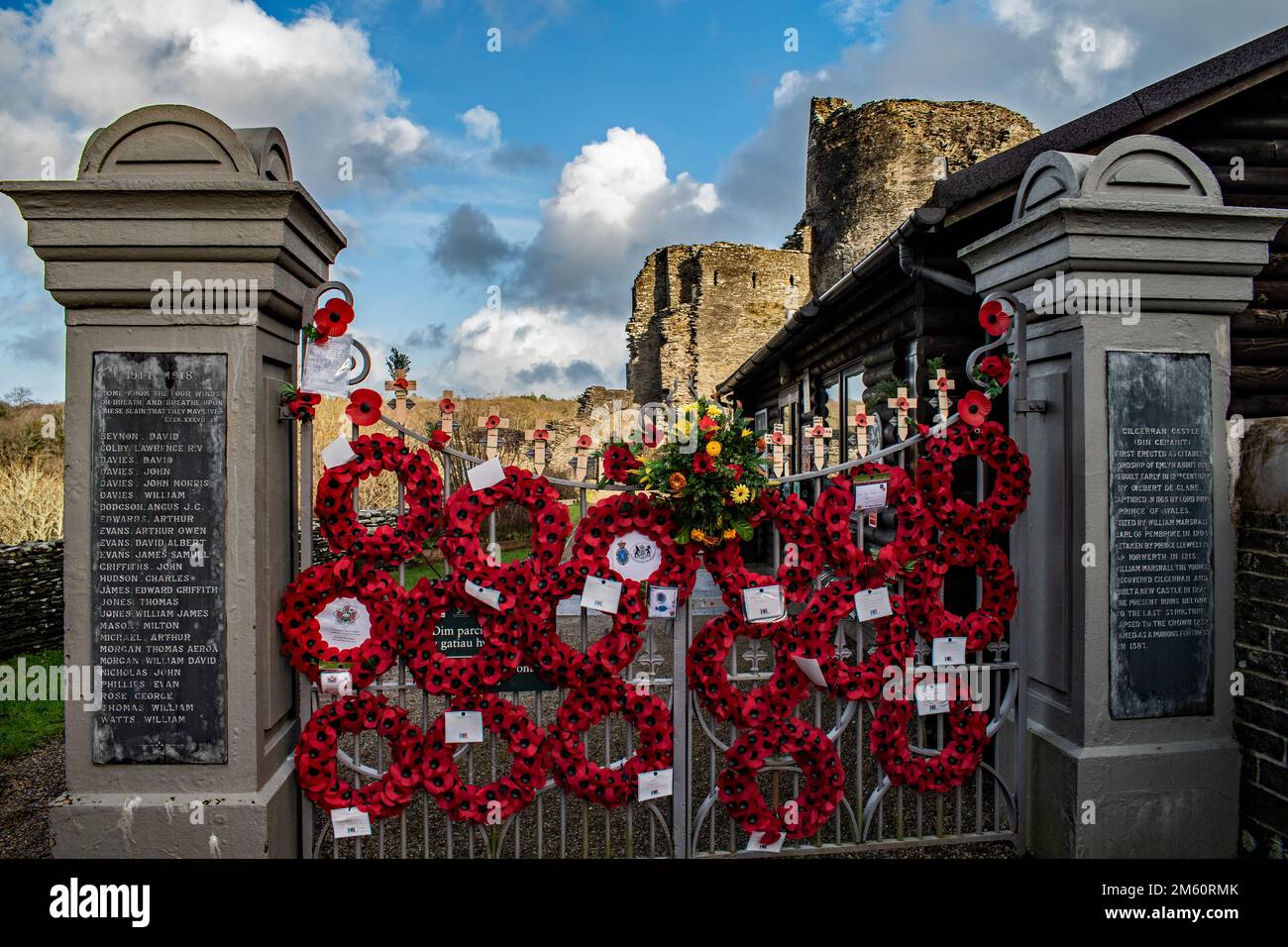 Tributes at the gates of Cilgerran Castle (Remembrance day) Stock Photo