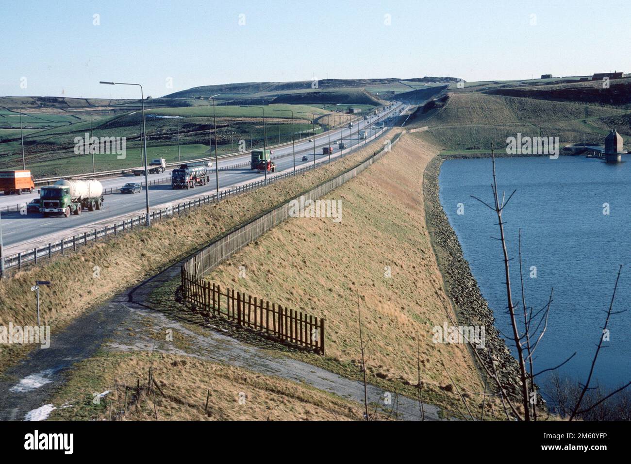 Traffic on the M62 beside Scammonden Dam in 1983, Scammonden, West Yorkshire Stock Photo