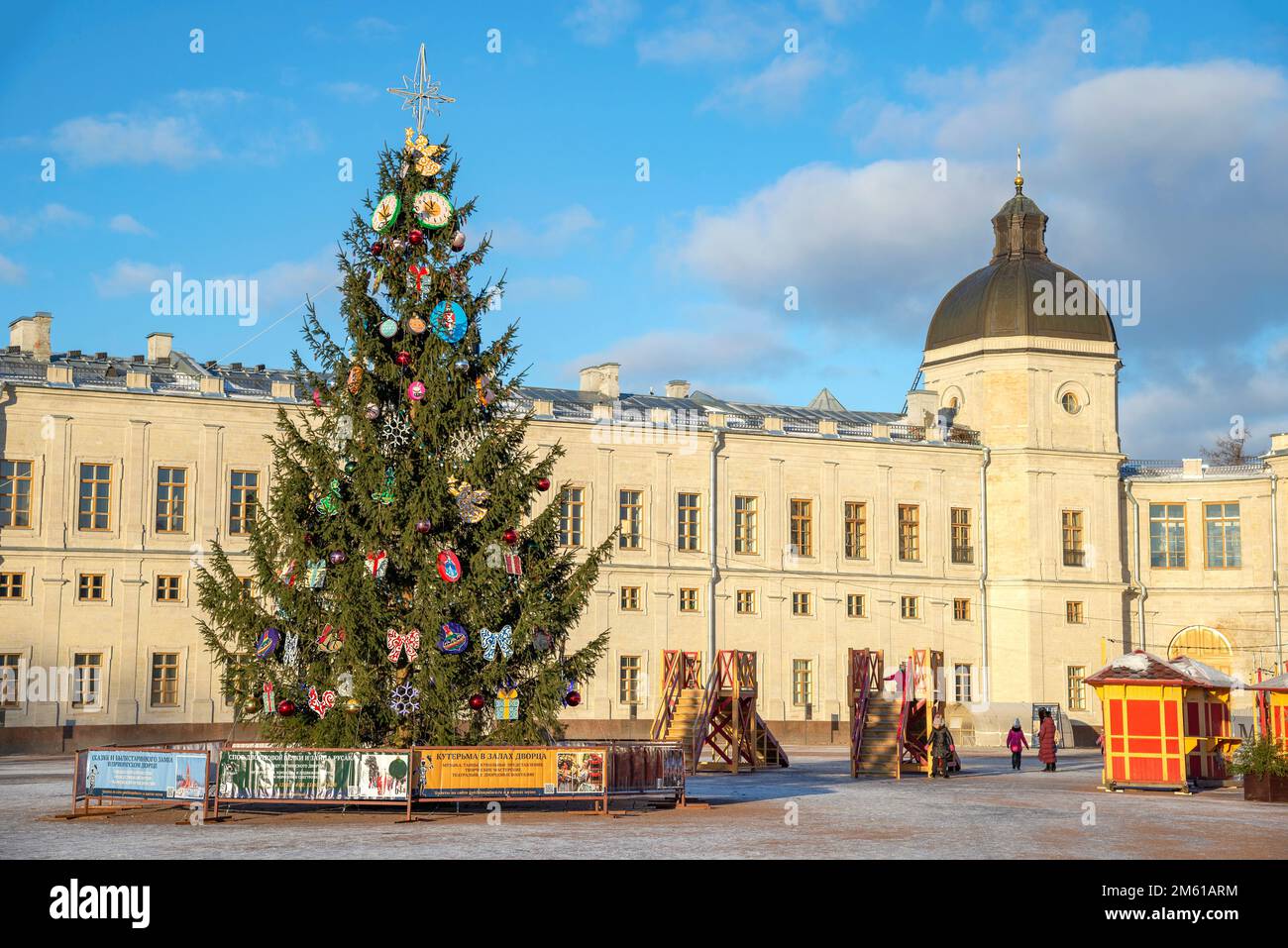 GATCHINA, RUSSIA - DECEMBER 25, 2022: Christmas tree in front of the palace. Gatchina, Russia Stock Photo