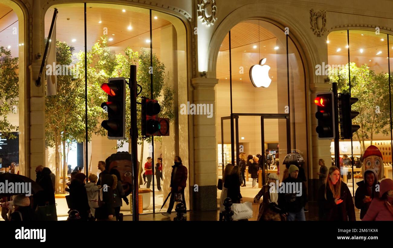 Apple Store in London Knightsbridge - LONDON, UK - DECEMBER 20, 2022 Stock Photo