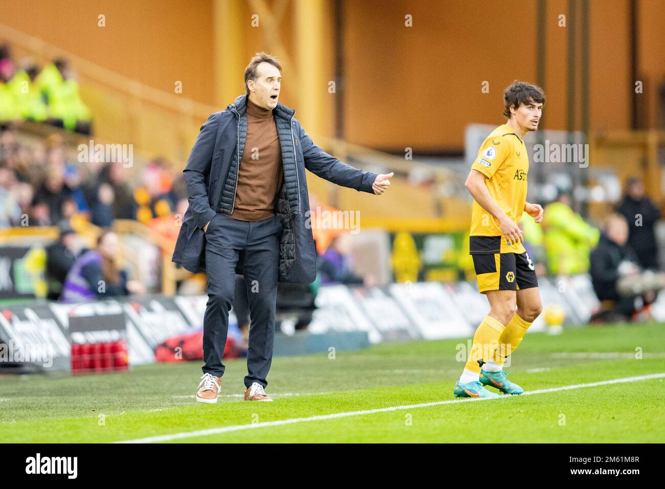 Wolverhampton, UK. 31st December 2022. Julen Lopetegui, manager of Wolves gestures on the touchline during the Premier League match between Wolverhampton Wanderers and Manchester United at Molineux, Wolverhampton on Saturday 31st December 2022. (Credit: Gustavo Pantano | MI News ) Credit: MI News & Sport /Alamy Live News Stock Photo