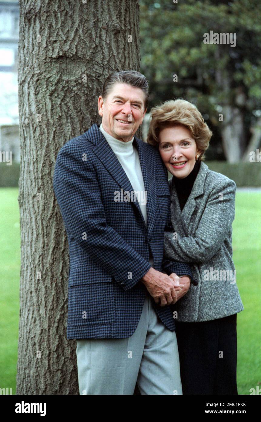 11/21/1981 President Reagan and Nancy Reagan pose on the White House grounds President Ronald Reagan and Nancy Reagan pose on the White House Grounds, 1981 Stock Photo