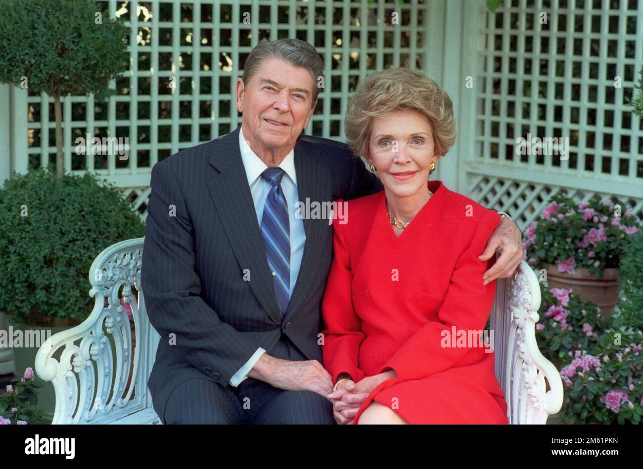 11/16/1988 President Reagan and Nancy Reagan pose on the White House grounds President Ronald Reagan and Nancy Reagan pose on the White House grounds, 1988 Stock Photo