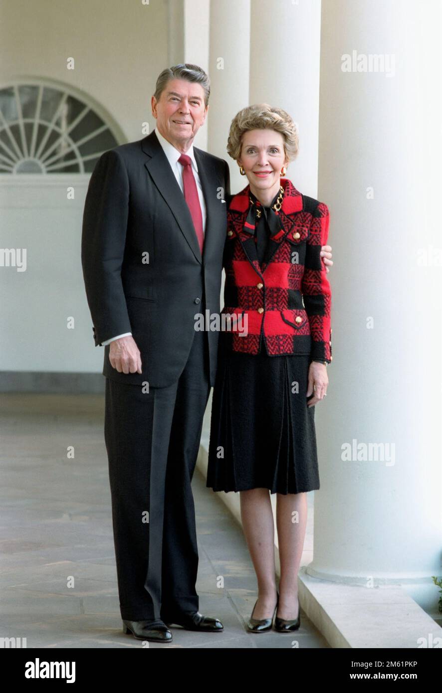 3/3/1987 President Reagan and Nancy Reagan pose on their 35th wedding anniversary on the White House colonnade President Ronald Reagan and Nancy Reagan pose on their 35th wedding anniversary on the White House colonnade, March 3 1987 Stock Photo