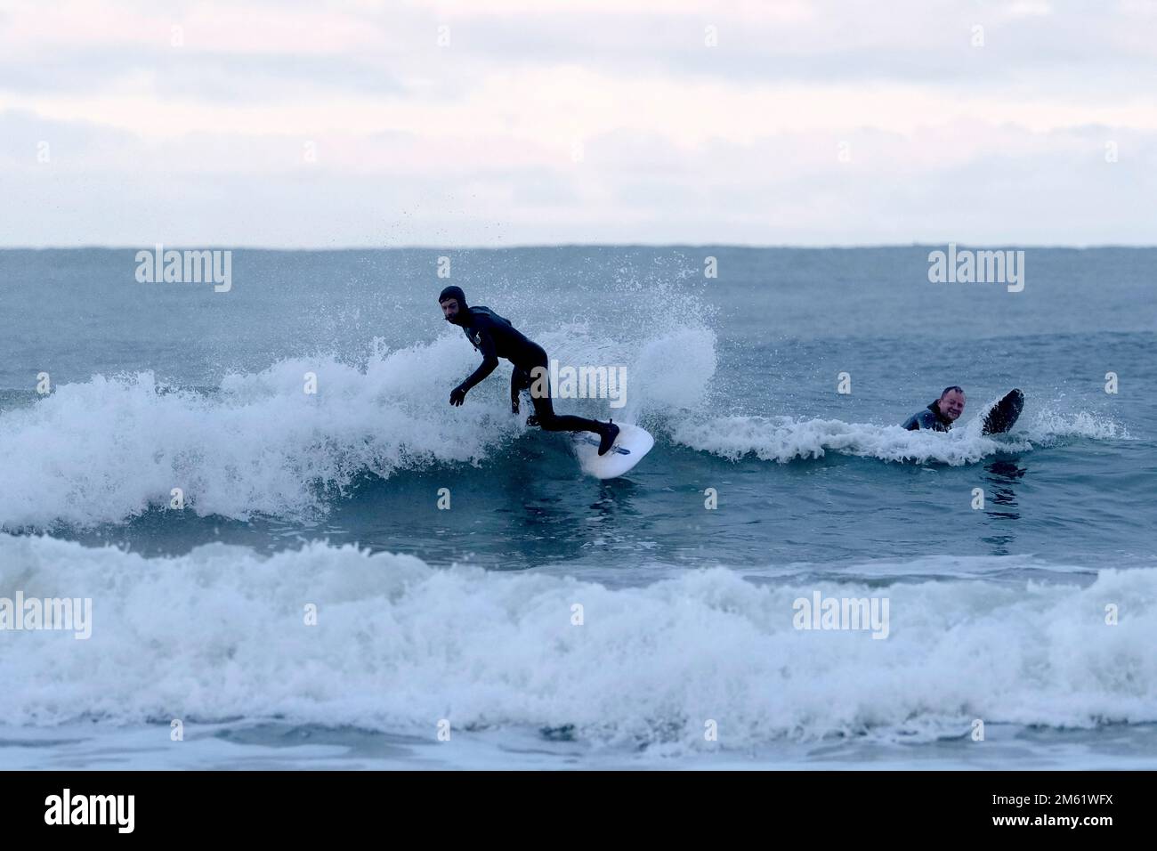 Dunbar, UK. 01st Jan, 2023. Wild swimmers, surfers and kayakers, play in the swell and breaking waves at Belhaven Bay on Sunday 01 January 2023, a recent increase in the joy of open water swimming has increased crowds on annual New Years Day 'dooks', but these hardy surfers, don wetsuits to brave the winter temperatures and off shore winds. ( Credit: Rob Gray/Alamy Live News Stock Photo