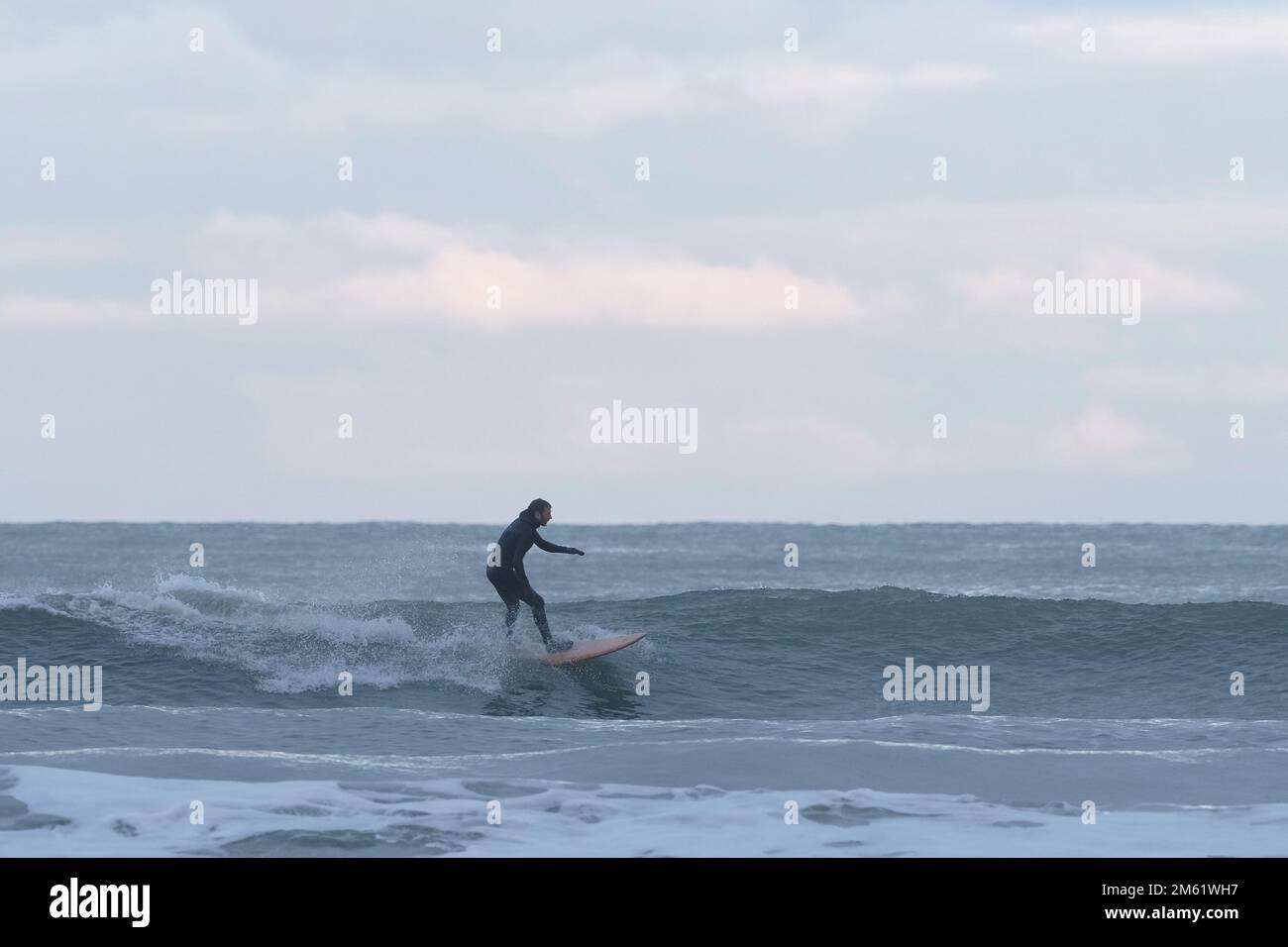 Dunbar, UK. 01st Jan, 2023. Wild swimmers, surfers and kayakers, play in the swell and breaking waves at Belhaven Bay on Sunday 01 January 2023, a recent increase in the joy of open water swimming has increased crowds on annual New Years Day 'dooks', but these hardy surfers, don wetsuits to brave the winter temperatures and off shore winds. ( Credit: Rob Gray/Alamy Live News Stock Photo