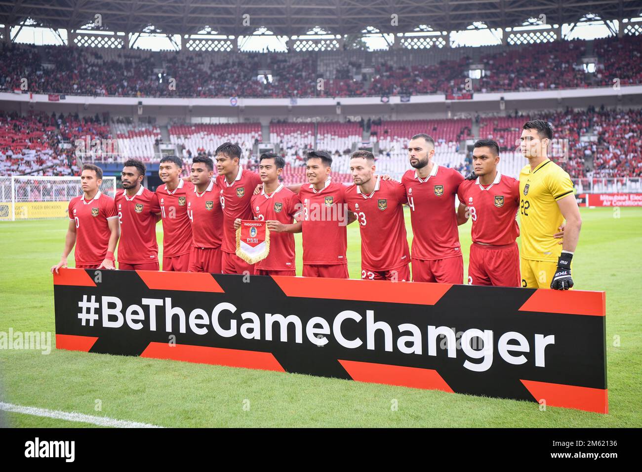Jakarta, Indonesia. 29th Dec, 2022. Indonesia players pose for a group photo before the AFF Mitsubishi Electric Cup 2022 match between Indonesia and Thailand at the Gelora Bung Karno Stadium. Final score; Indonesia 1:1 Thailand. (Photo by Amphol Thongmueangluang/SOPA Images/Sipa USA) Credit: Sipa USA/Alamy Live News Stock Photo