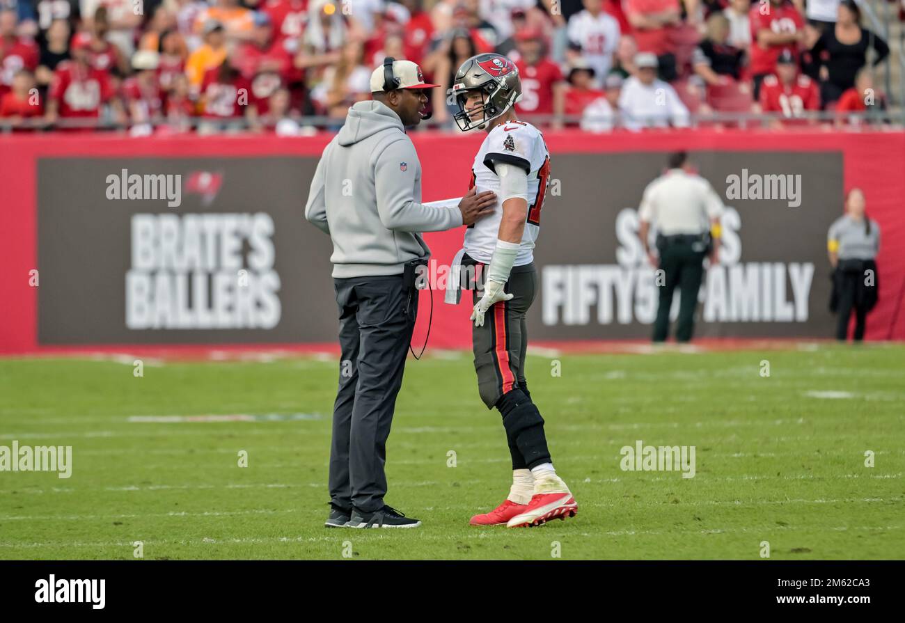 Tampa, United States. 01st Jan, 2023. Tampa Bay Buccaneers offensive coordinator Byron Leftwich (L) talks with Tampa Bay Buccaneers quarterback Tom Brady (R) during the second half at Raymond James Stadium in Tampa, Florida on Sunday, January 1, 2023. The Buccaneers clinched the NFC South with a 30-24 win over the Panthers. Photo by Steve Nesius/UPI. Credit: UPI/Alamy Live News Stock Photo