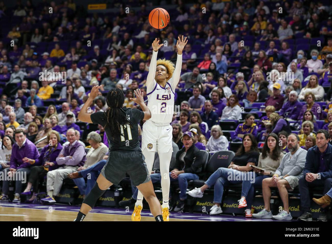 Baton Rouge, LA, USA. 1st Jan, 2023. LSU's Jasmine Carson (2) puts up a