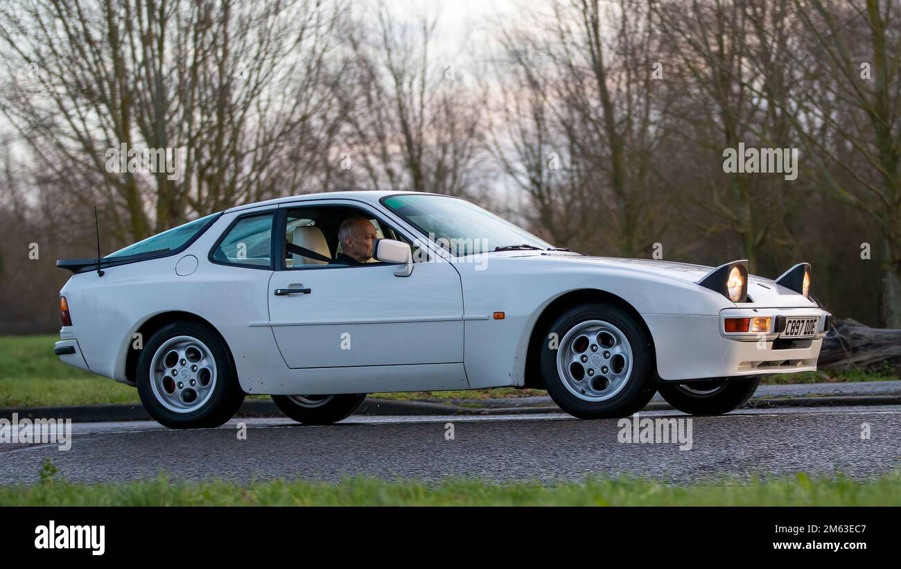 https://c8.alamy.com/comp/2M63EC7/1985-white-porsche-944-classic-car-with-pop-up-headlights-on-2M63EC7.jpg