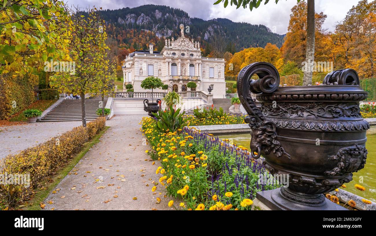 Rococo style of architecture hi-res stock photography and images - Alamy