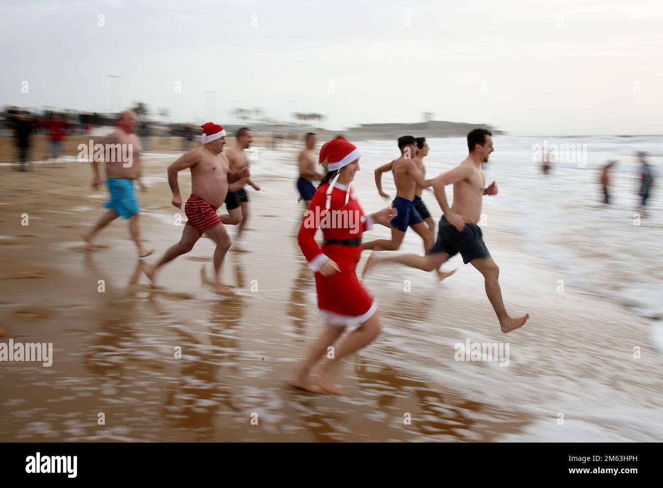 Lisbon. 1st Jan, 2023. People take part in a traditional sea bath to