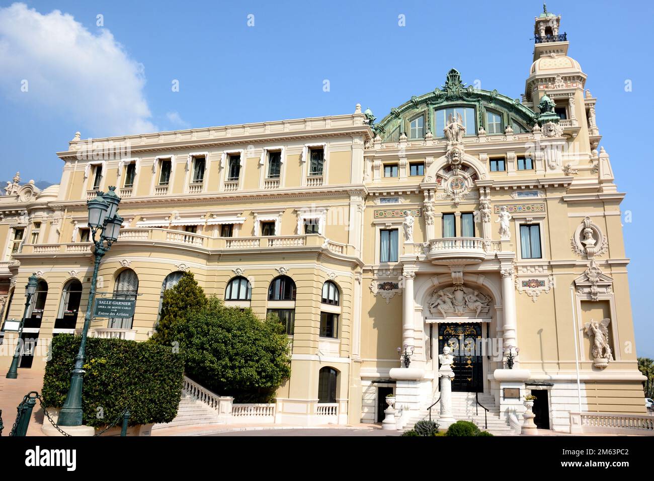 La principauté de Monaco est un état in dépendant dirigé par le Prince Albert II. L'opéra de Monte Carlo a été conçu par Charles Garnier. Stock Photo