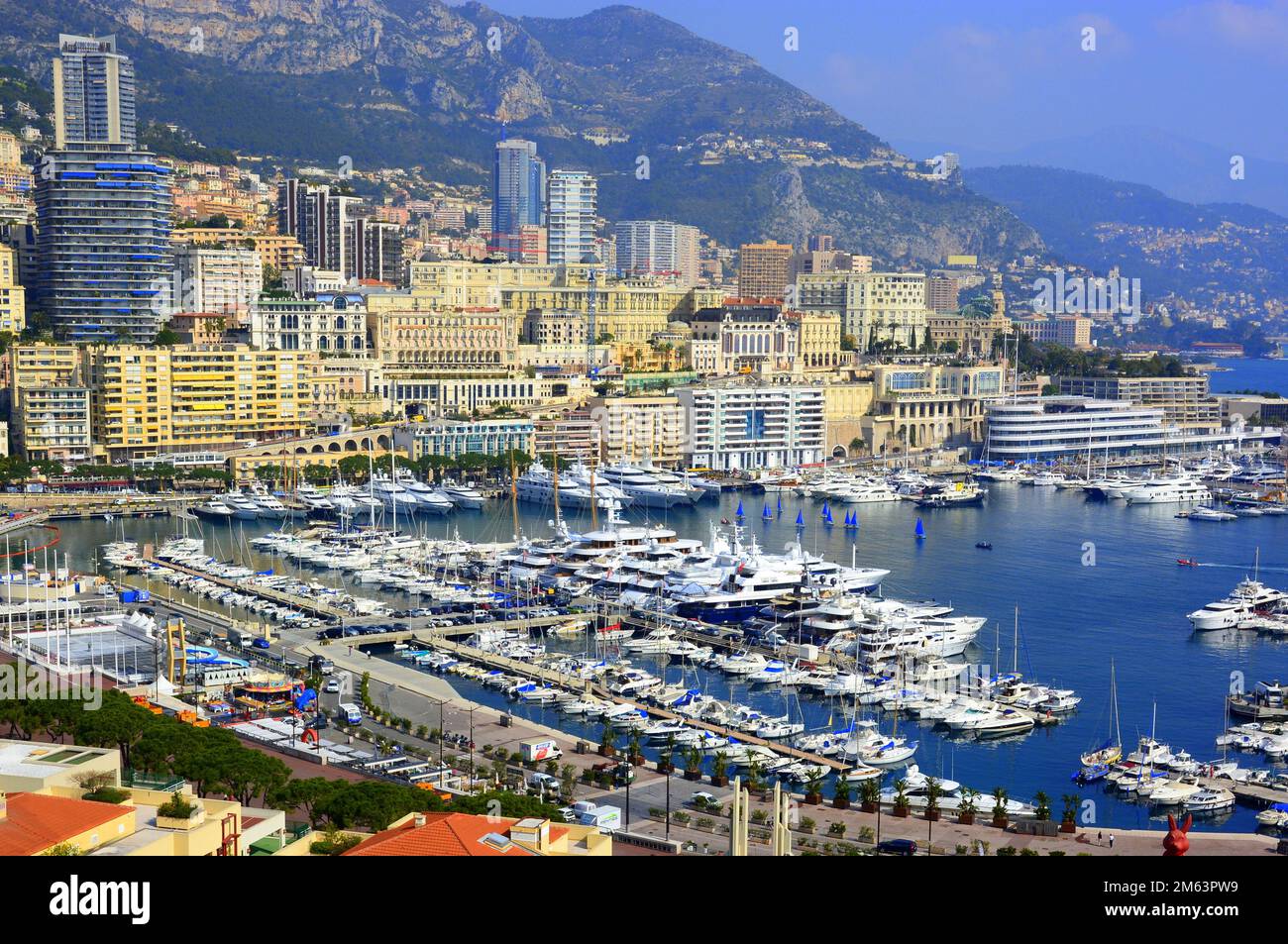La Principauté de Monaco est dirigée par le Prince Albert II, Monte-Carlo est un quartier de Monaco où sont situés le casino et l'hôtel de Paris. Stock Photo