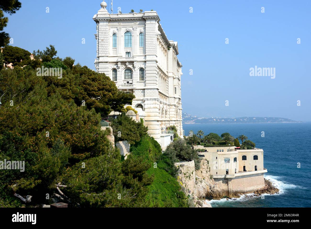La Principauté de Monaco est dirigée par le Prince Albert II. Le musée océanographique fondé par le Prince Albert 1er abrite 600 espèces de poissons. Stock Photo