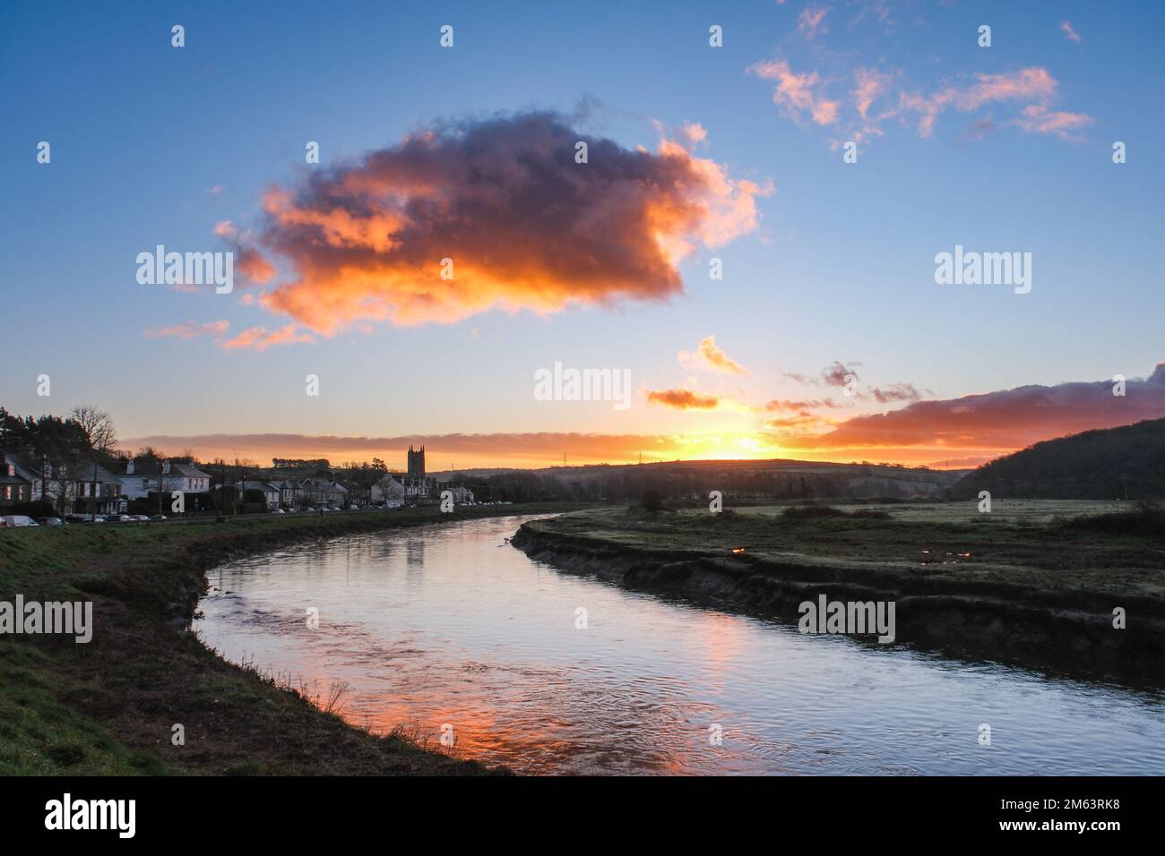 Wadebridge, Cornwall, UK. 2nd January 2023. UK Weather. After days of rain, there were relatively clear skies over Wadebridge this morning, with the temperature at sunrise next to the river Camel  down to a chilly 1 degrees C.  Credit Simon Maycock / Alamy Live News Stock Photo