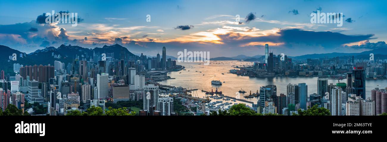 Hi-resolution panorama of Hong Kong Island, Victoria Harbour and Kowloon at sunset, looking west from Braemar Hill, 2016 (173Mpx) Stock Photo