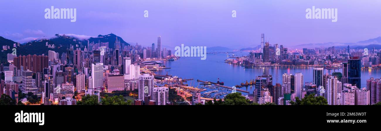 Hi-res panorama of Hong Kong Island, Victoria Harbour and Kowloon at dawn, looking west from Braemar Hill, 2016 (162Mpx) Stock Photo