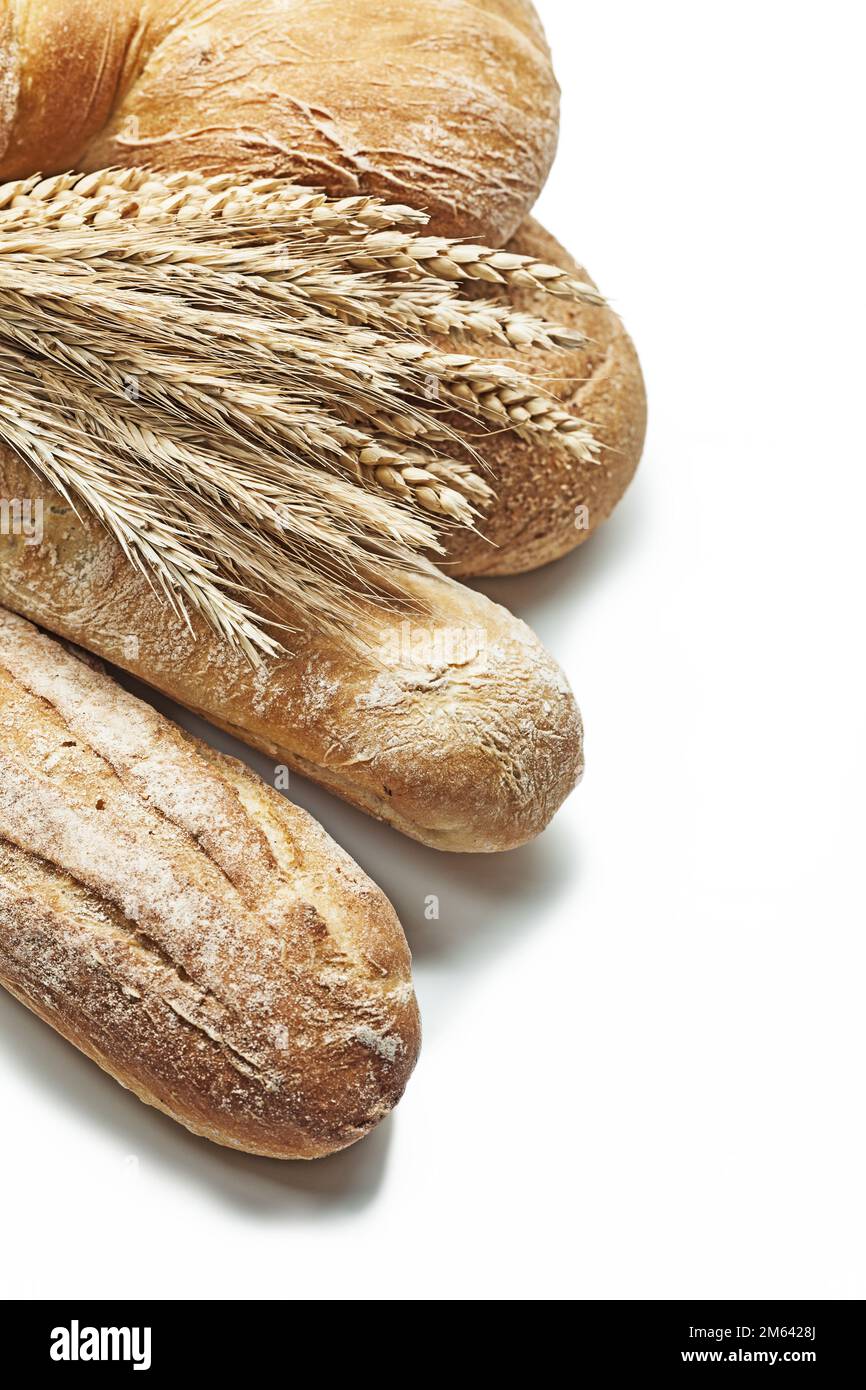 ears of wheat and rie on loafs of bread isolated Stock Photo - Alamy