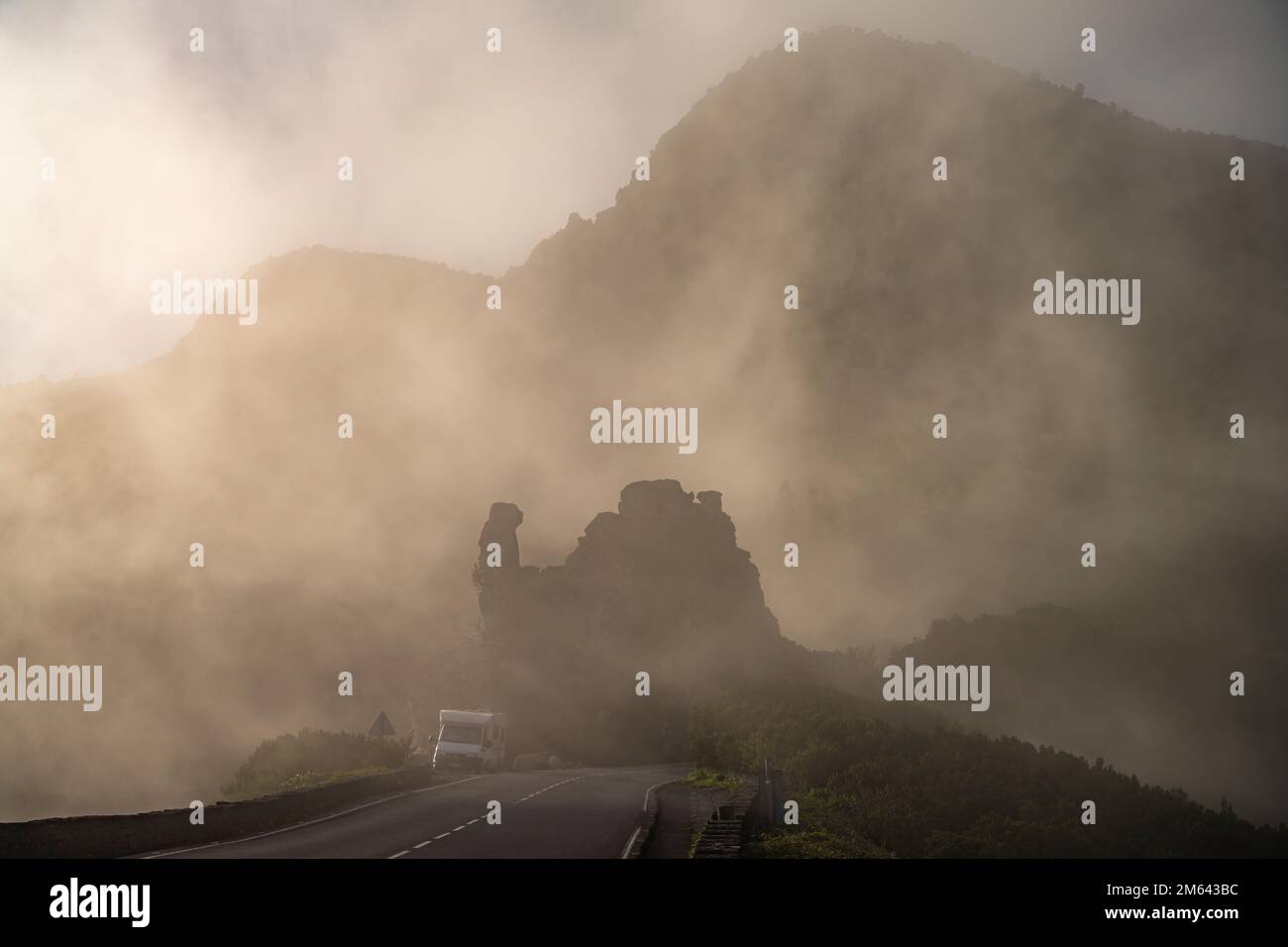 Die vulkanischen Felsen Los Roques im Nebel, Insel  La Gomera, Kanarische Inseln, Spanien |  The prominent volcanic rock formation Los Roques in the f Stock Photo