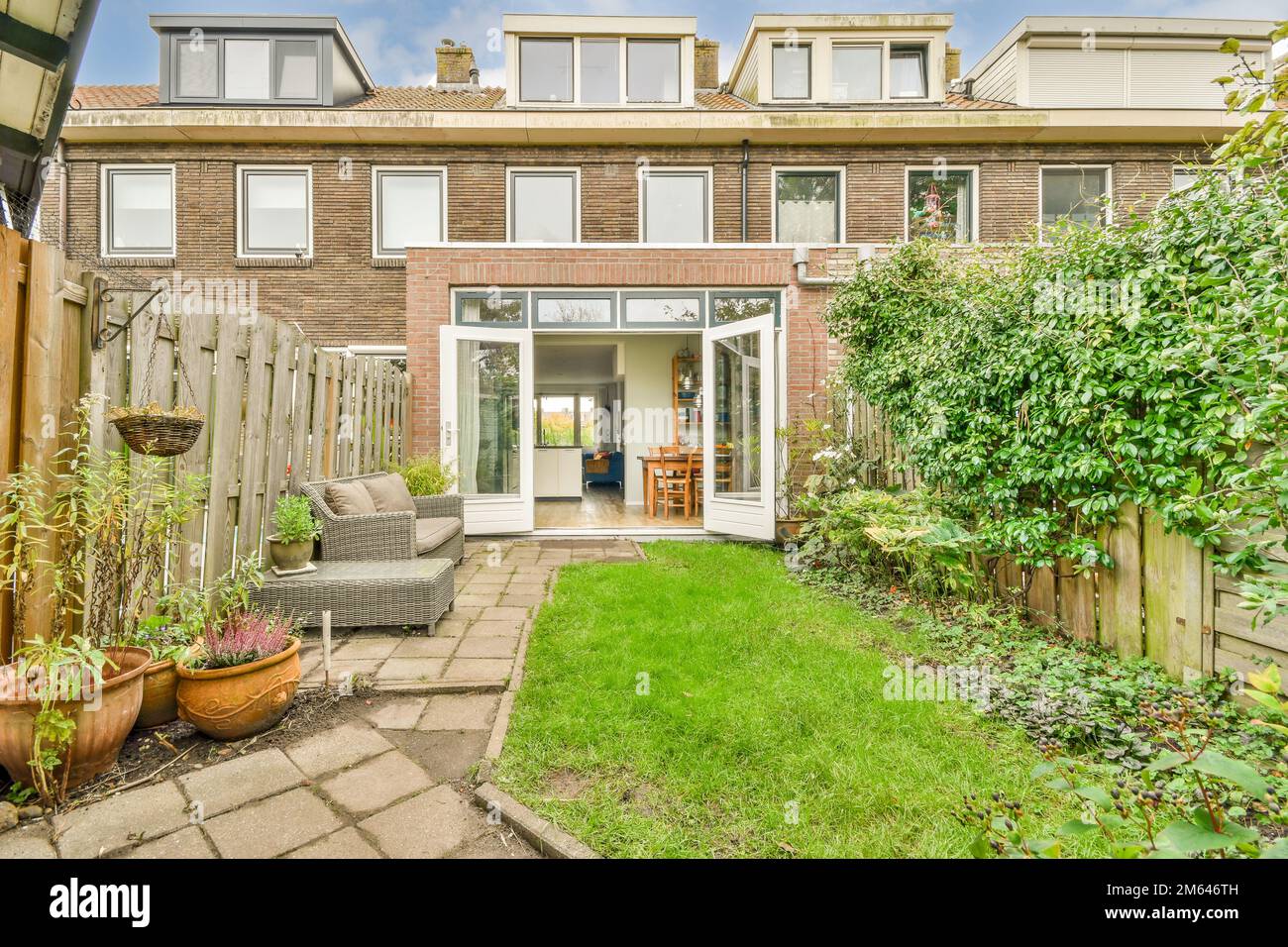 a back yard with green grass and plants in the middle part of the