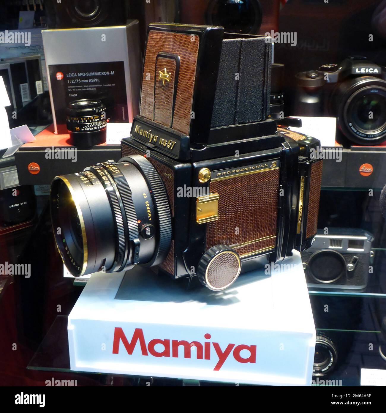 Amsterdam, Netherland Dec 9 2016 - Shop window with expensive old analog cameras. The eye-catcher is a Mamiya RB67, a professional medium format singl Stock Photo