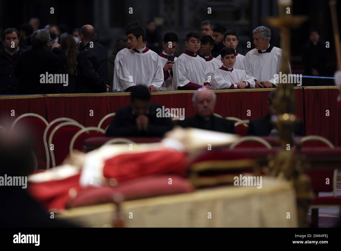 Rome, . 16th Oct, 2022. Rome, Italy 02.01.2023: The body of Pope Emeritus Benedict XVI, the German Joseph Ratzinger, was displayed in St. Peter's Basilica in the Vatican in Rome. Thousands of Catholic faithful from all over the world queue to the pay respects to the body of Pope Emeritus Benedict XVI. Credit: Independent Photo Agency/Alamy Live News Stock Photo