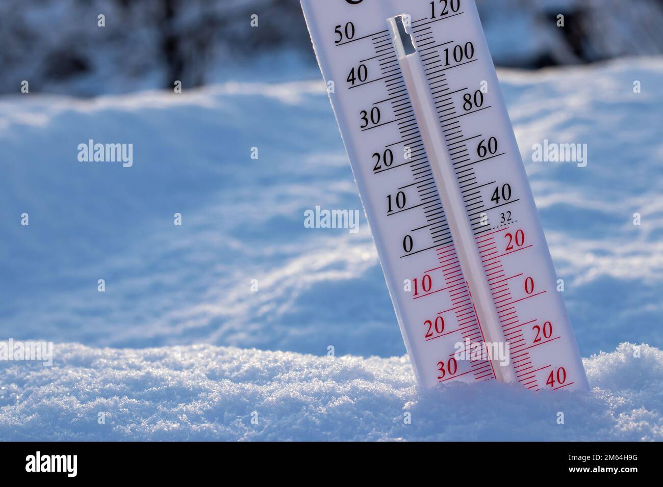 https://c8.alamy.com/comp/2M64H9G/thermometer-in-the-snow-extreme-cold-temperature-at-winter-2M64H9G.jpg