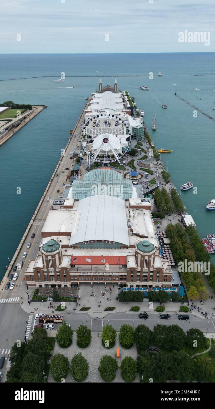 Chicago ferris wheel vertical hi-res stock photography and images - Alamy