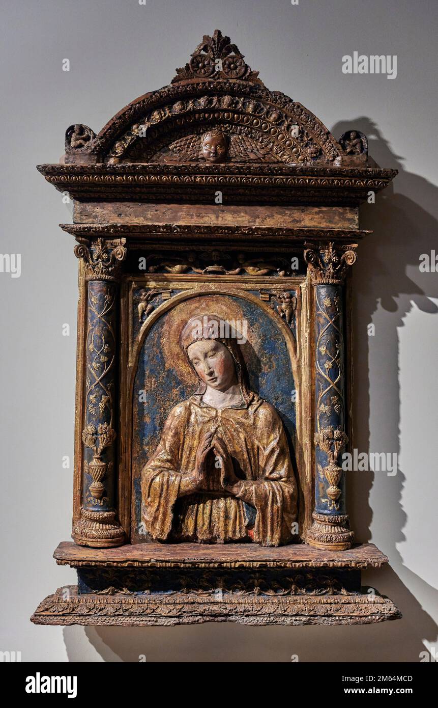 Vergine orante  - legno intagliato, dorato e dipinto  - Giacomo da Cattaro - 1462  - Milano, Museo d’ Arte Antica del Castello Sforzesco Stock Photo