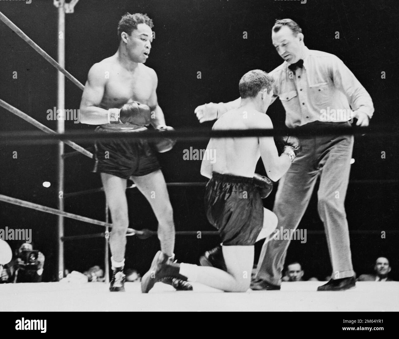 Henry Armstrong, boxing champion, with his opponent Lew Jenkins and referee Arthur Donovan at the Polo Grounds, New York,- July 17, 1940 Stock Photo