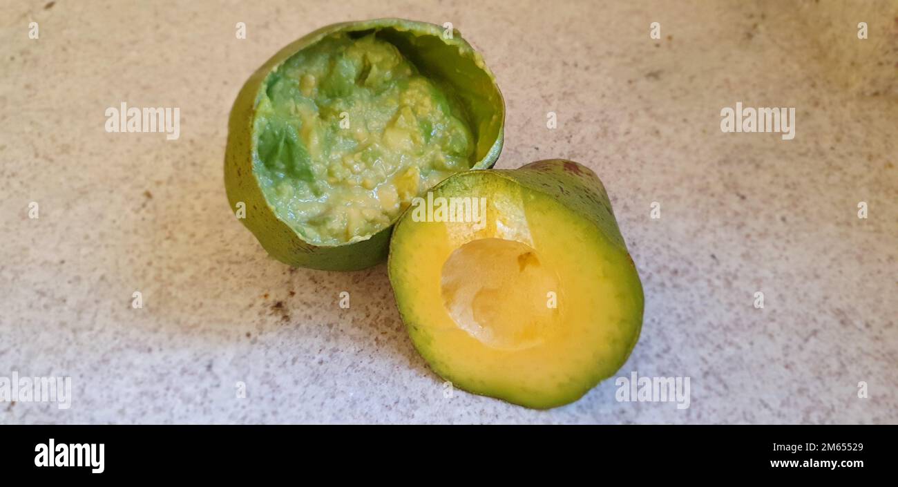 la polpa del frutto di avocado meta' al naturale e meta' spappolato Stock Photo