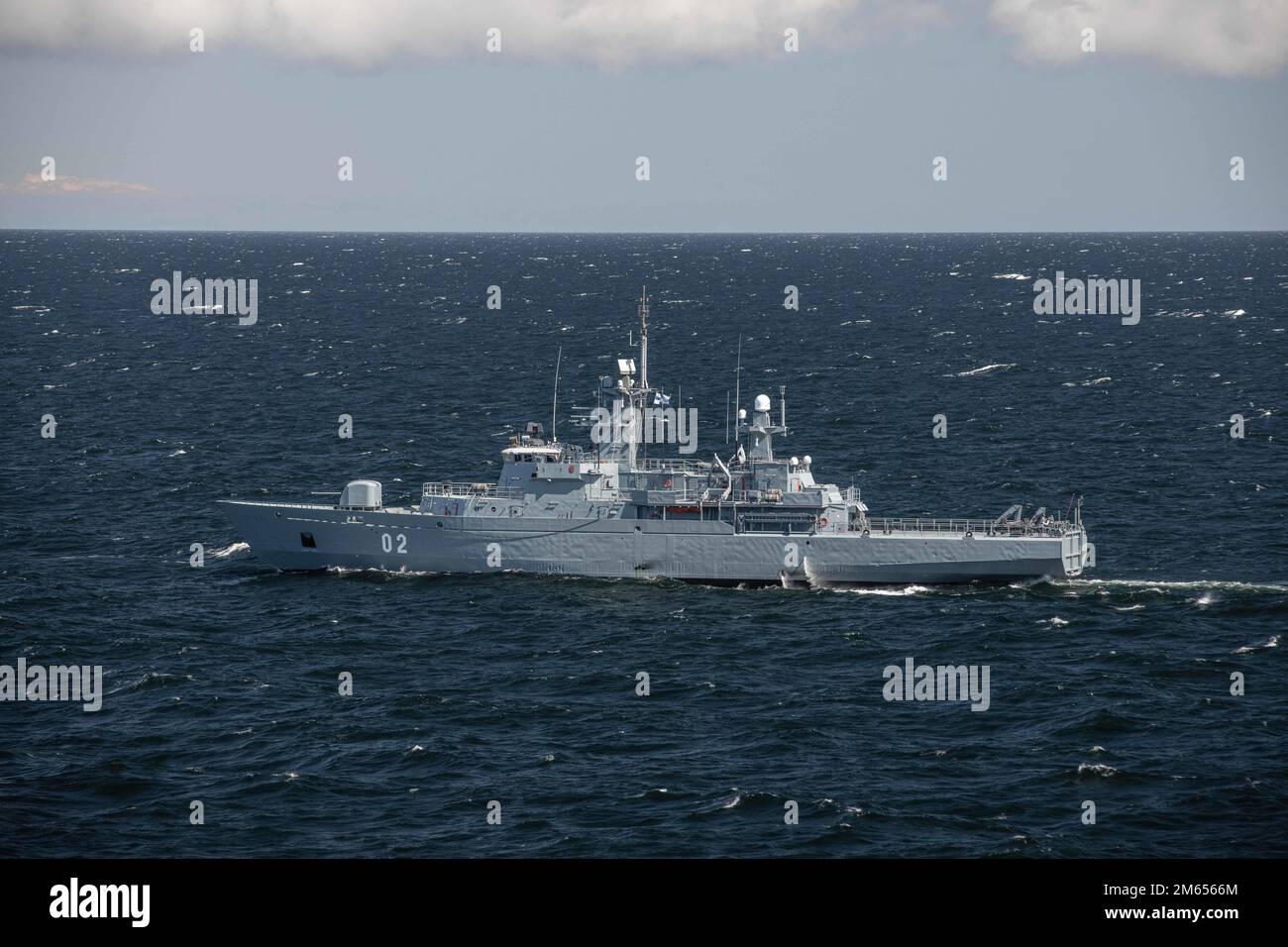 BALTIC SEA (May 16, 2022) - Finnish Hämeenmaa-class Minelayer FNS Hämeenmaa (02) sails alongside the Wasp-class amphibious assault ship USS Kearsarge (LHD 3), May 16, 2022. Kearsarge, flagship of the Kearsarge ARG/MEU team, is on a scheduled deployment under the command and control of Task Force 61/2 while operating in U.S. Sixth Fleet in support of U.S., Allied and partner interests in Europe and Africa. Stock Photo