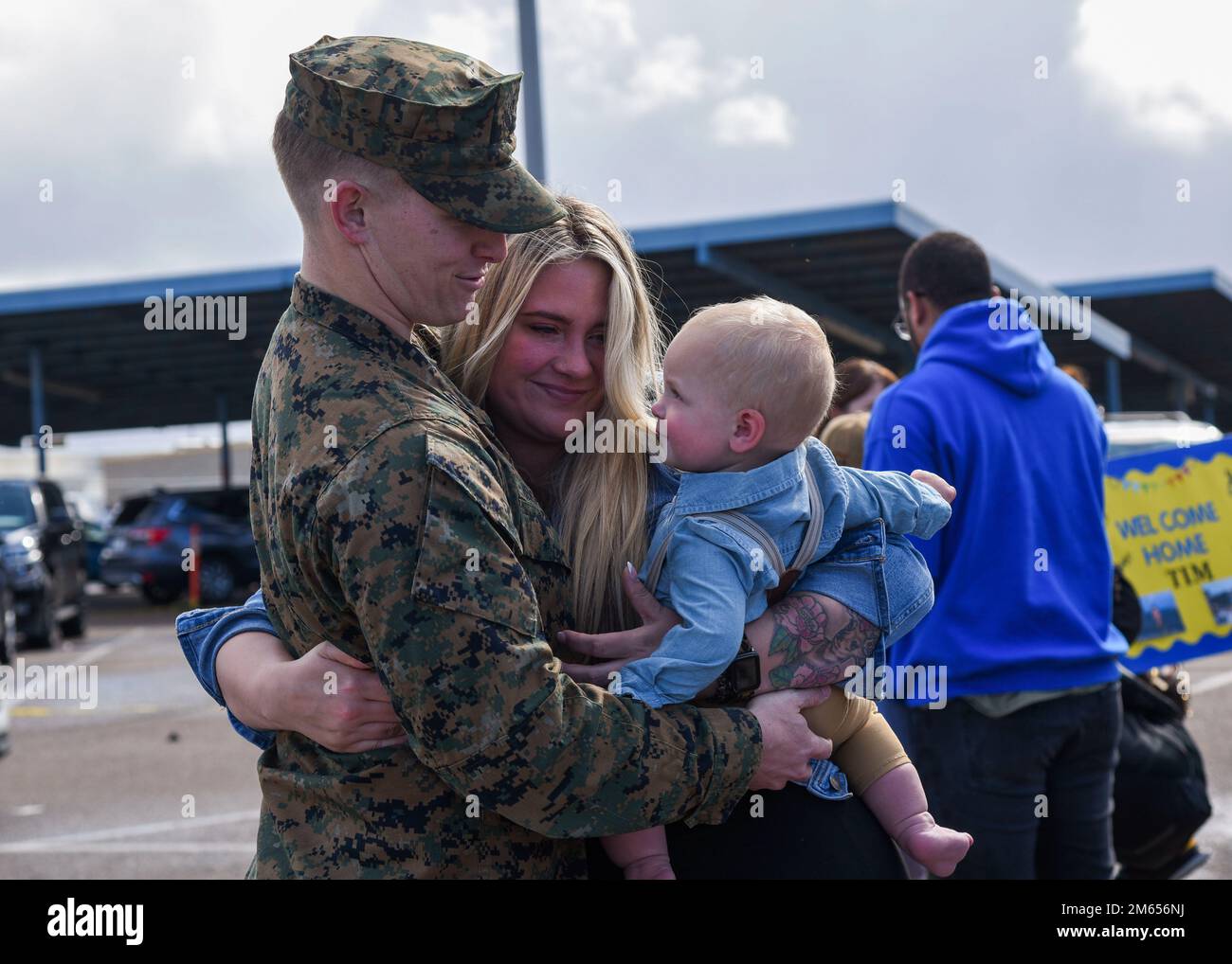 SAN DIEGO (March 4, 2022) U.S. Marine Corps Capt. Mark Henderson, from New Bern, N.C., reunites with his family after completing a seven-month deployment aboard amphibious assault ship USS Essex (LHD 2). Essex, a part of the Essex Amphibious Ready Group, returned to Naval Base San Diego, March 4, after a deployment to U.S. 3rd, 5th, and 7th Fleet areas of operation in support of regional stability and a free and open Indo-Pacific. Stock Photo