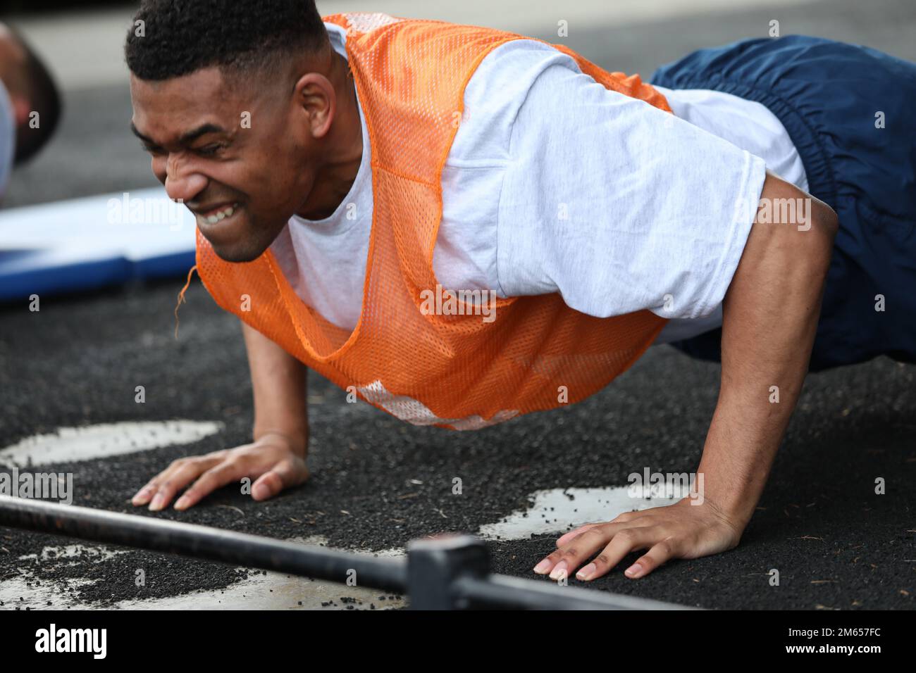 Leg crunches hi res stock photography and images Page 2 Alamy