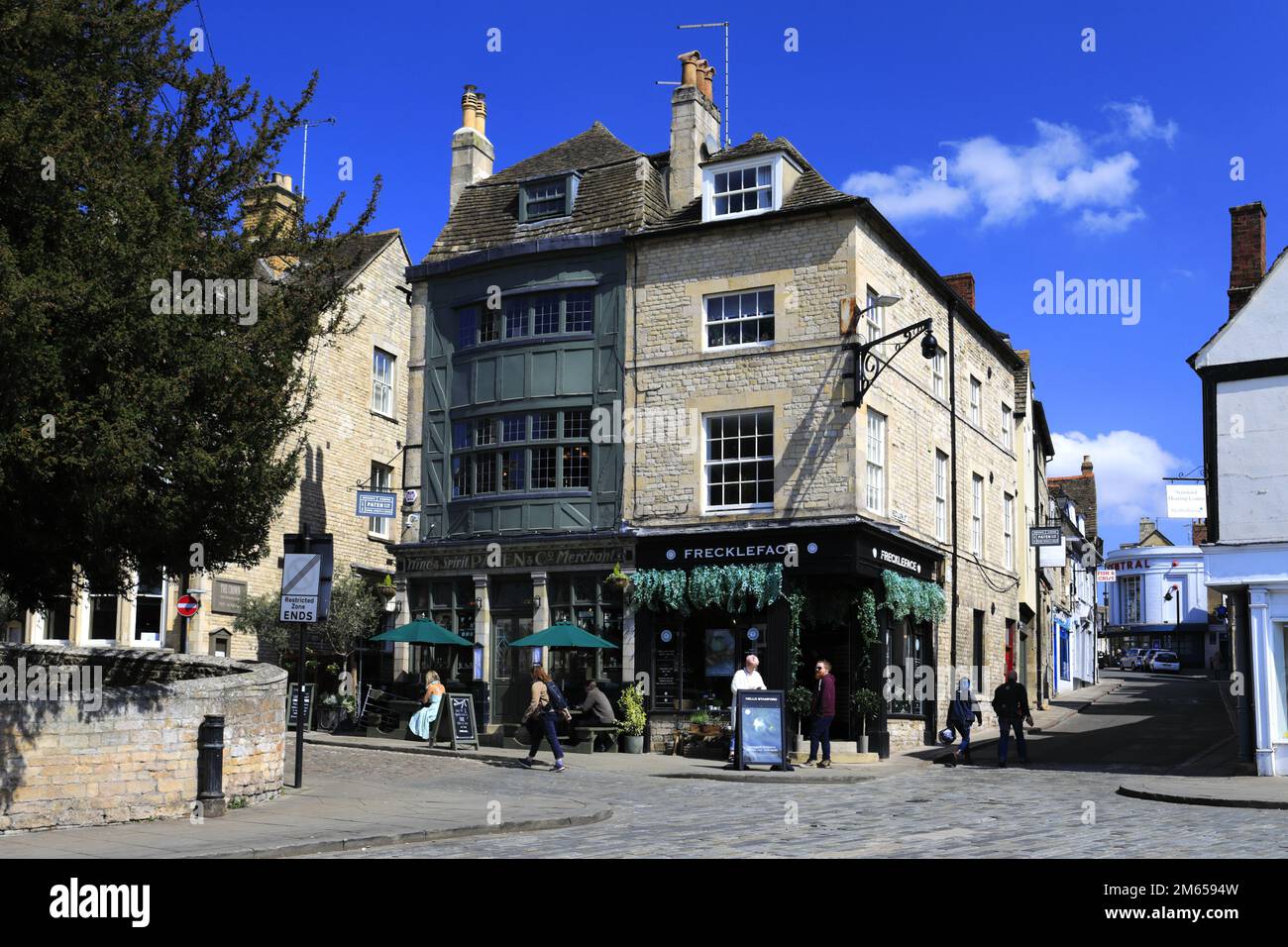 The Paten & Co pub, Red Lion Square, Stamford Town, Lincolnshire County, England, UK Stock Photo