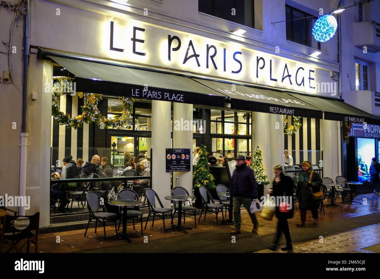 FRA, Frankreich, Le Touquet-Paris-Plage, 10.12.2022: das beliebte Restaurant Le Paris Plage in der Rue Saint Jean, Haupteinkaufstraße und Flaniermeile Stock Photo