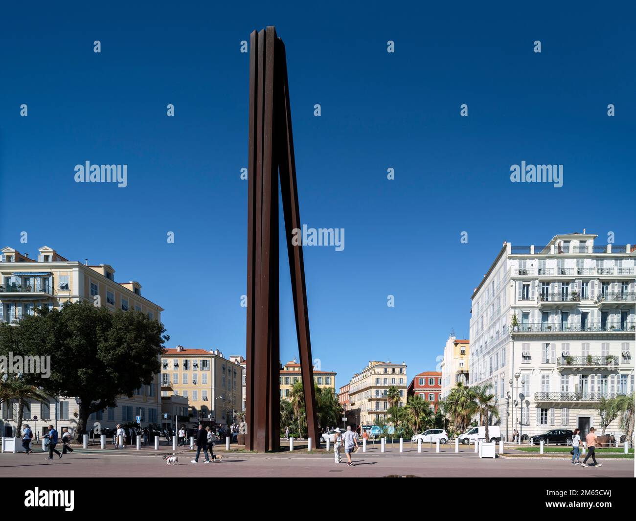 Nizza, Promenade des Anglais, Neuf lignes obliques, Stahlskulptur von Bernard Venet 2010 zur Erinnerung an den Anschluss Nizzas an Frankreich Stock Photo