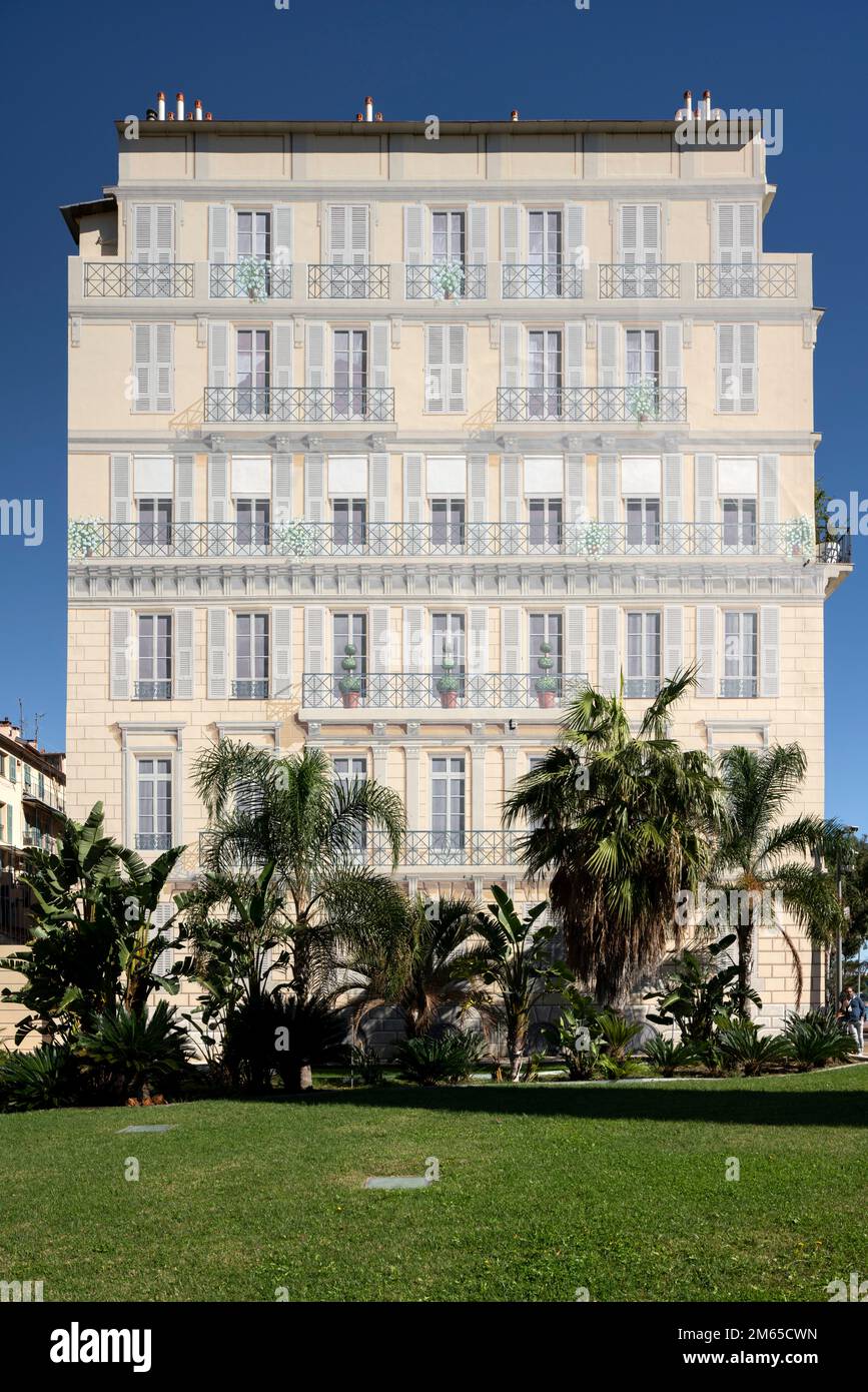 Nizza, bemalte Hausfassade in der Altstadt, Trompe-l’œil Malerei von Fenstern und Balkonen auf Brandmauer Stock Photo