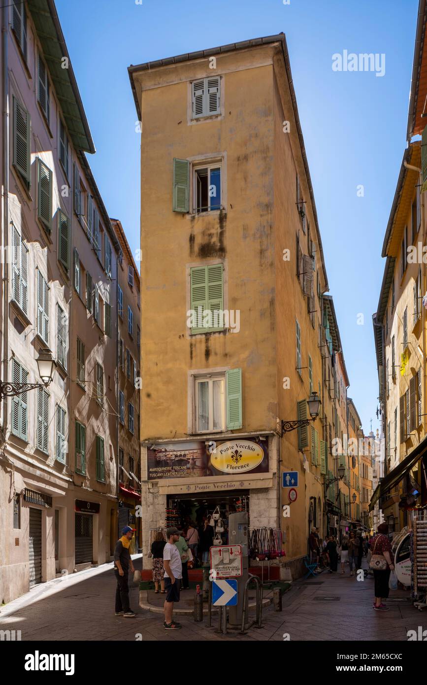 Nizza, Altstadtgasse mit schmalem Haus Stock Photo