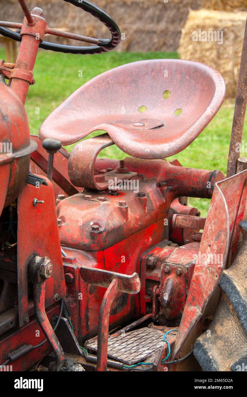 Siège en métal sur tracteur ancien de collection Stock Photo