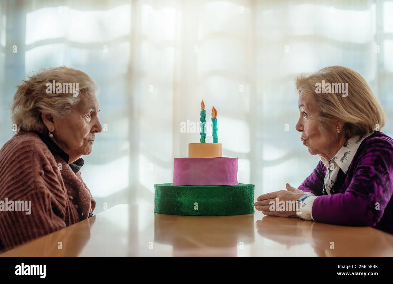 Two elderly sisters hi-res stock photography and images - Alamy