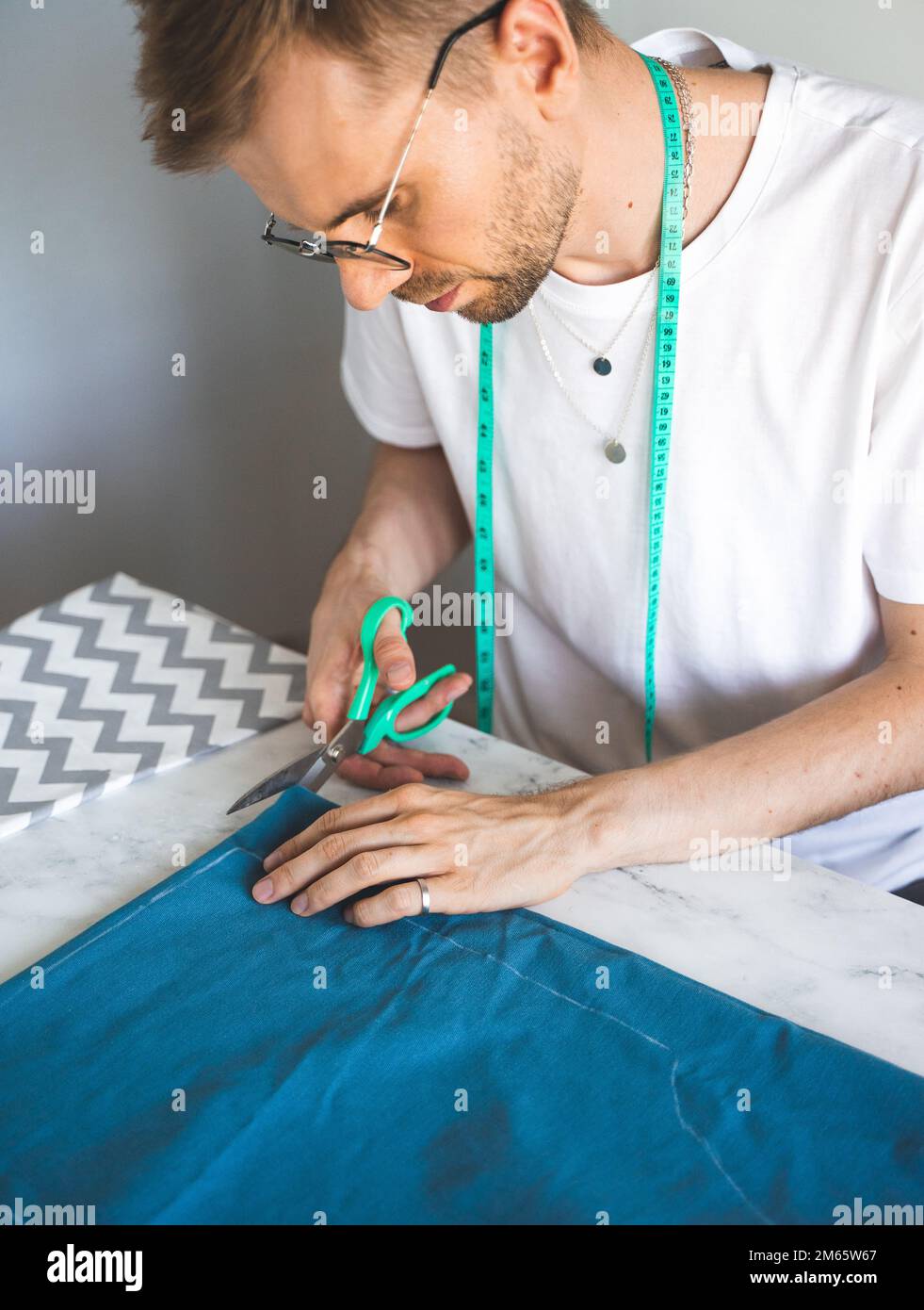 Tailors chalk and fabric hi-res stock photography and images - Alamy